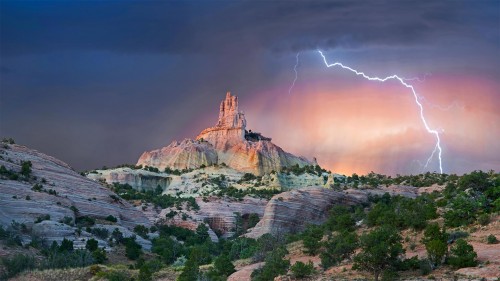 红石公园教堂岩附近的雷击，新墨西哥州 (© Tim Fitzharris/Minden Pictures)