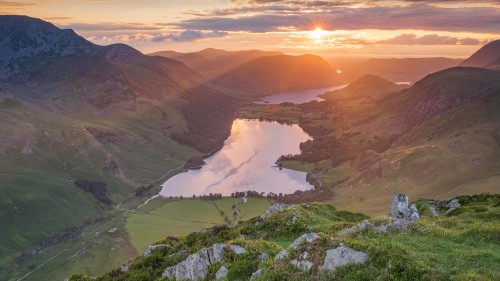 巴特米尔湖上的落日 ，英格兰湖区 (© Stewart Smith/Alamy)