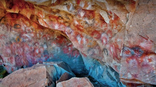 阿根廷圣克鲁斯的洛斯马诺斯洞穴 (© Adwo/Alamy)