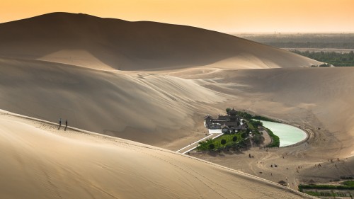 敦煌月牙泉，甘肃省，中国 (© R7 Photo/Shutterstock)